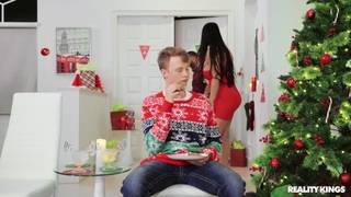 Un joven le hace un regalo pervertido a la señorita Raquel Un joven le hace un regalo pervertido a la señorita Raquel
