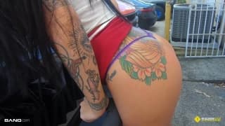 La guarra Lilith Morningstar es follada en el garaje a su antojo