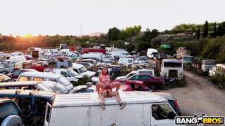 Una bomba sexual latina se pone a follar entre coches viejos