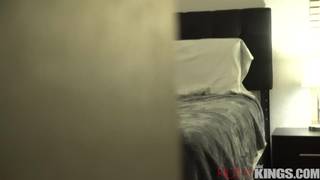 Una pareja es filmada a escondidas por un voyeur que quiere pajearse
