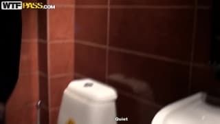 Chupándosela a un desconocido y dejando que se la folle a pelo Chupándosela a un desconocido y dejando que se la folle a pelo