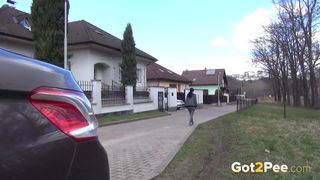 Jóvenes putas que se dejan filmar meando en la calle descaradamente