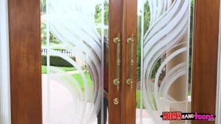 La zorrita joven deja al tipo empalmado y la Miilf acaba el trabajo