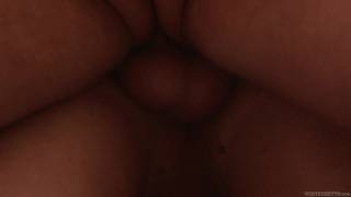 Transexual Bella Bellucci follada por el culo por Jay Ashley