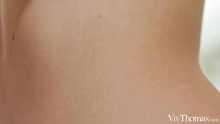 Baño espumoso y cunnilingus entre dos lesbianas