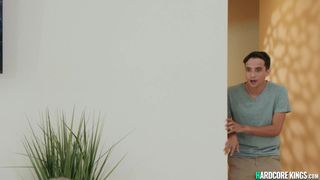 MILFs planturosas folladas por un joven pervertido