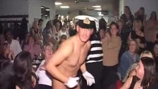 Sexo CFNM en un club lleno de libertinaje y placeres