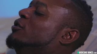 Marido candaulista deja cabalgar a su sexy esposa sobre un BBC