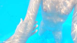 POV de sexo en una piscina con una joven que está casi nueva