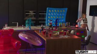 Leah Lee se despierta y empieza a chupar la gran polla de su hombre