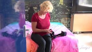 Hermosa madrastra está sola en su cama masturbándose