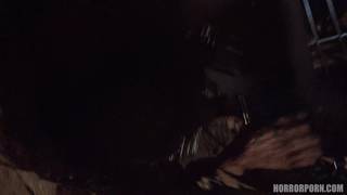 Esta chica está completamente sumisa mientras la follan duramente