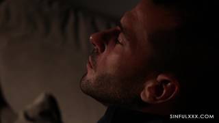 Tina Kay en látex negro se deja lamer el coño