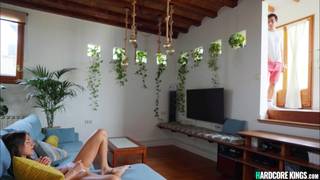 Delgada morena POV follada por una gran polla