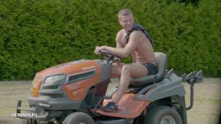 Sexo en grupo con las chicas guarras en el campo de fútbol