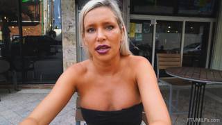 Caliente MILF masturbándose en coche mientras va a la playa Caliente MILF masturbándose en coche mientras va a la playa