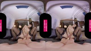 Ayumi Anime come virtualmente con una polla y un juguete