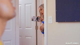 Un trío sexy se divierten juntos y follan.