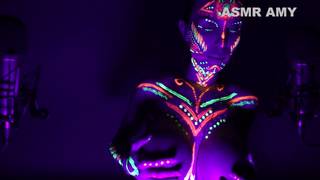 Escena de sexo de noche en un porno ASMR bajo las luces UV