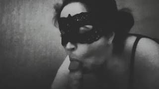 Vídeo en blanco y negro de una MILF mamando una verga