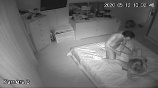 La cámara oculta graba a la niñera tirando con el patrón