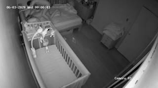 Quedaron grabados en la cámara con la que vigilaban al bebé