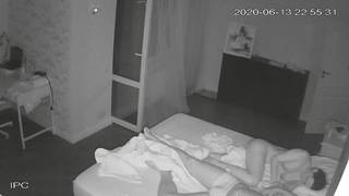 Se despierta excitado y quiere follar