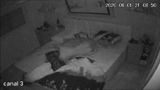 No puede dormir y se monta desnuda sobre él sin importar la cámara