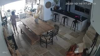 Camina desnuda por la casa mientras espera a alguien