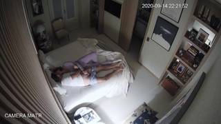 Ella manosea su polla y le pide que la folle