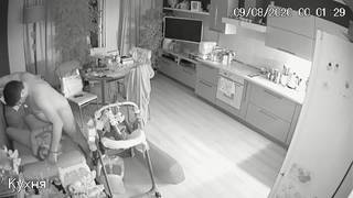 Follan en la cocina y se olvidan de la cámara