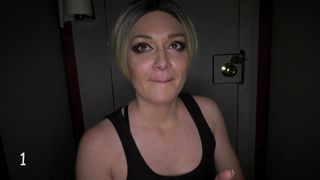 Una rubia chupa calmadamente y minuciosamente en gloryhole