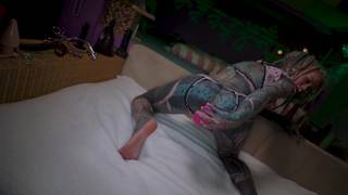Tipa con el cuerpo todo tatuado y sus juguetes sexuales extremos