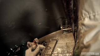 Un monstruo se folla el coño de una científica