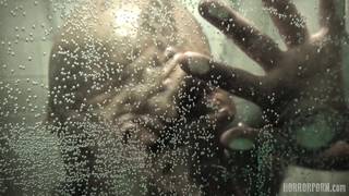 Un monstruo se folla el coño de una científica