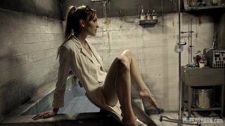 Un monstruo se folla el coño de una científica