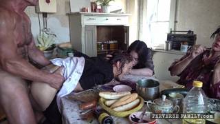 Familia de pervertidos completamente locos follan sin freno