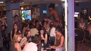 Muchas mujeres dispuestas en estas fiestas calientes