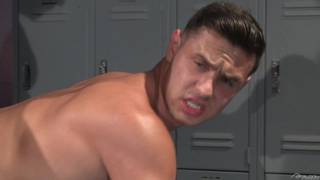 Nick Sterling y Josh Conners follando por el culo en el vestuario