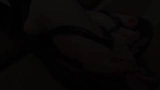 Lynn lo calienta con los pies antes de chupársela