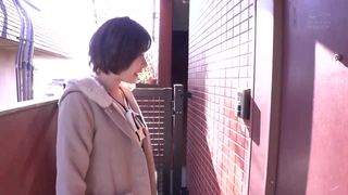 Eimi sabe como excitarlo hasta que recibe un creampie