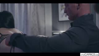 Marcello separa a la pequeña Caprice y a Clea Gaultier