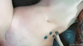 Linda jovencita tiene sexo hardcore con un tatuado rudo