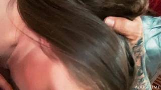 Linda jovencita tiene sexo hardcore con un tatuado rudo