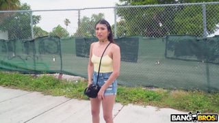 Penelope Woods recibe una follada anal en una furgoneta