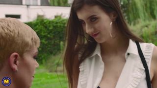 Lesbianas MILF juegan con un sus cuerpos jovenes