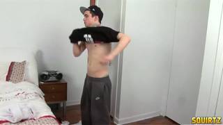 Jake Bass se corre en su propia cara después de pajearse