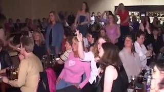 Joven baila desnudo en club de mujeres