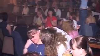 Joven baila desnudo en club de mujeres