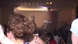 Joven baila desnudo en club de mujeres Joven baila desnudo en club de mujeres